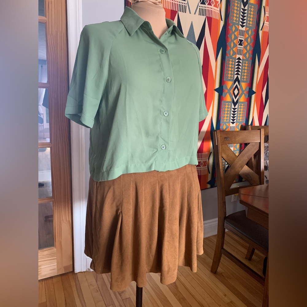 Simon’s soft green cropped button-up blouse